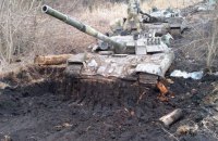 ЗСУ відкопали танки російських окупантів, що застрягли в болоті: “Тепер будуть бити колишніх російських хазяїв”