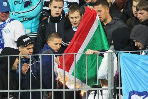 Фанаты "Зенита" сожгли на стадионе флаг Чечни