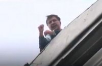 Саакашвили вылез на крышу дома из-за обыска в его квартире (обновлено)