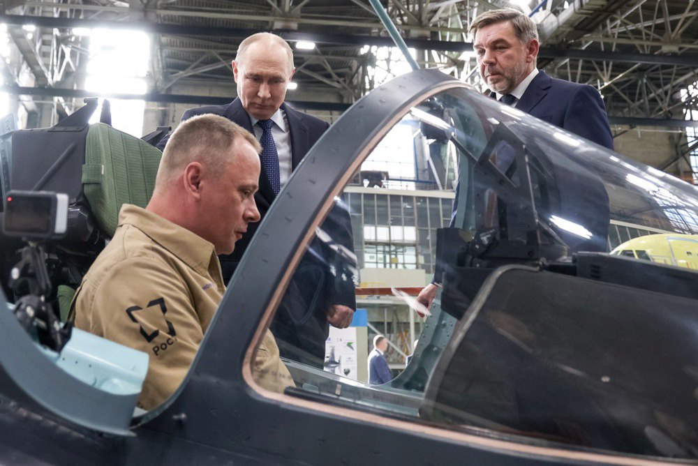 Путін і директор Іркутського авіаційного заводу Соїнов під час візиту до компанії «Яковлєв» , яка входить в ОАК держкорпорація «Ростех», Іркутськ, 24 липня 2026 року.
