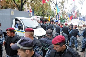 Сторонники Тимошенко освистали не тот автозак
