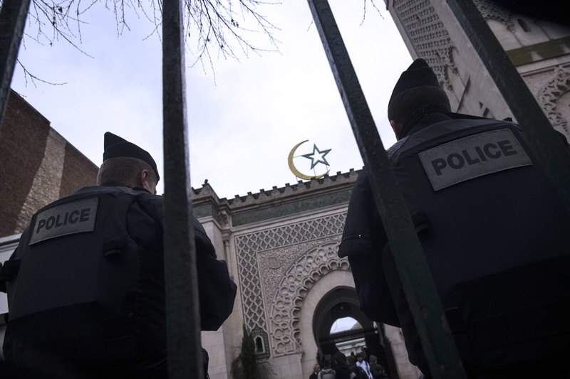 Поліція на вході до Великої мечеті Парижа