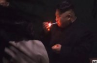 Ким Чен Ына заметили с сигаретой на перроне вокзала