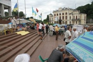 Акцію біля Українського дому намагаються змити водою