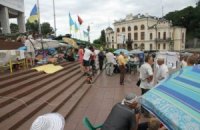 Акцію біля Українського дому намагаються змити водою
