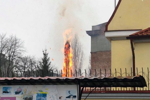 Возле российского консульства в Харькове загорелась елка