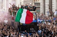Сборная Италии отметила победу на Евро-2020 чемпионским парадом в Риме