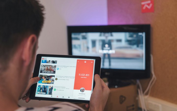 «Дивлюся фільм і паралельно скролю TikTok»: що відбувається з нашою увагою і чи можна це змінити 