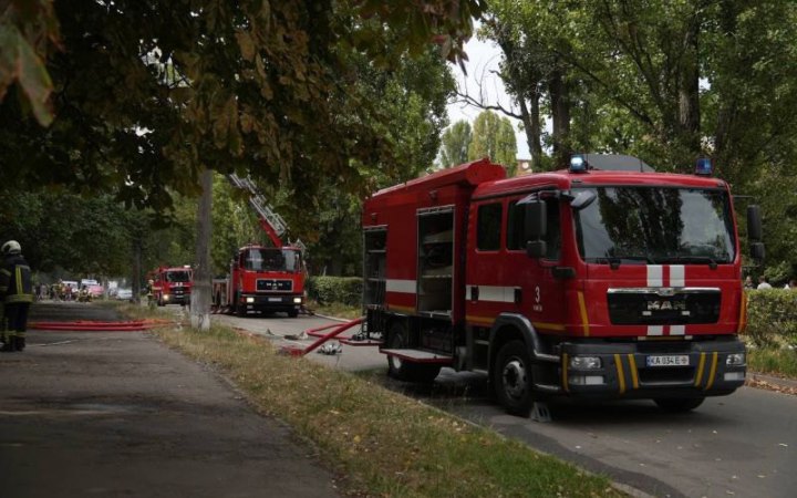 Дві школи Києва пошкоджені внаслідок російського обстрілу