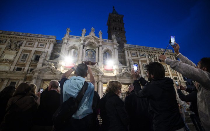 У Римі очікують до пів мільйона паломників на прощання з Папою Франциском