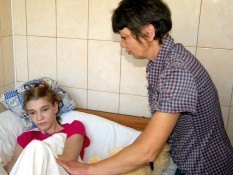 Побиту в Миколаєві Сашу Попову виписують з лікарні