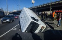 У Києві на Деміївській мікроавтобус на ходу провалився в яму