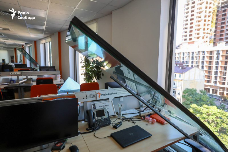 Пошкоджений унаслідок обстрілу офіс