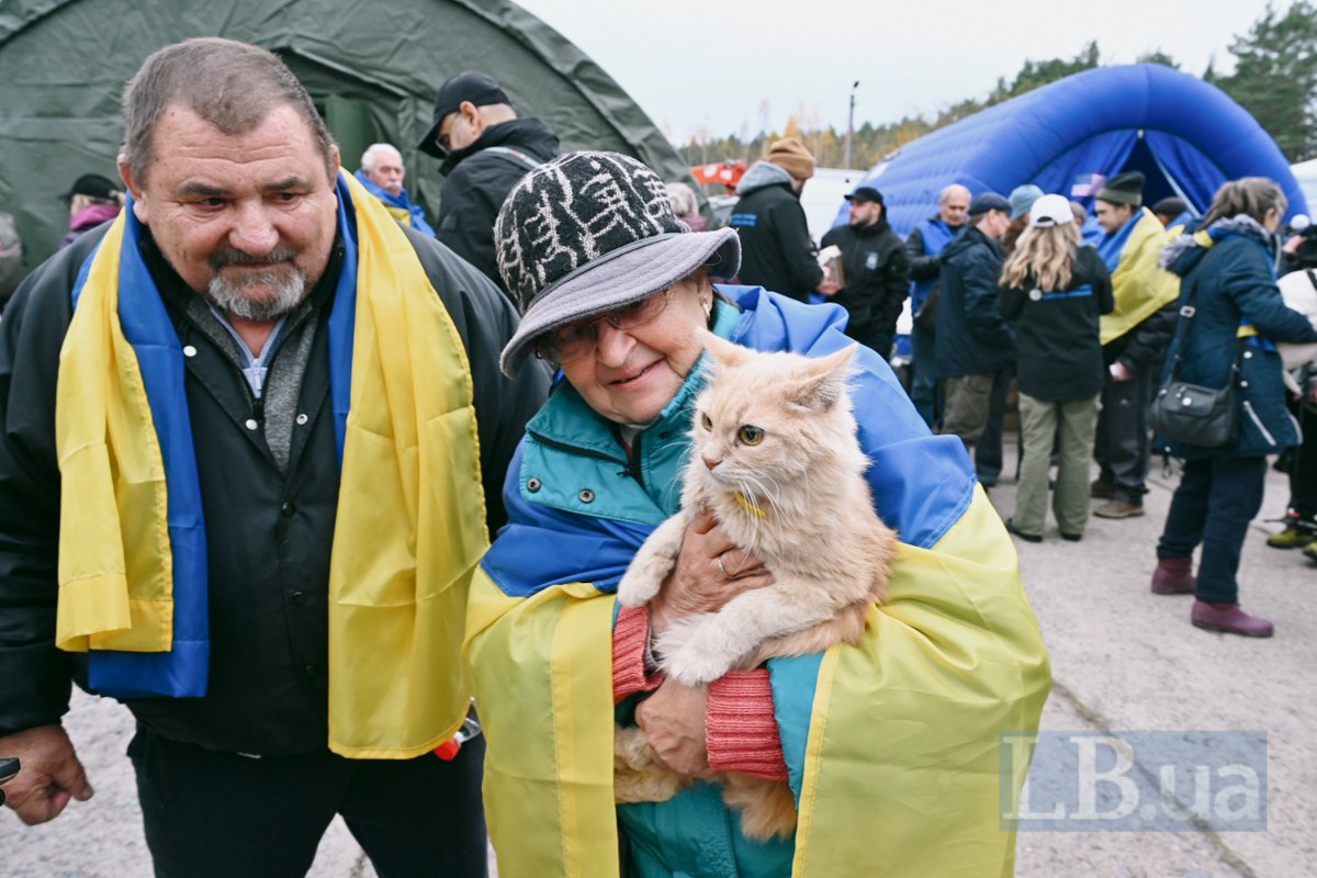 Олешківська кішка Соня з господарями Тетяною та Володимиром