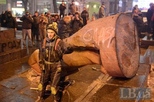 Милиция квалифицировала снос памятника Ленину как массовые беспорядки