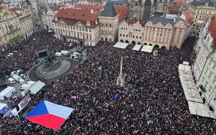 У Празі десятки тисяч людей вийшли на акцію, щоб підтримати президента Павела