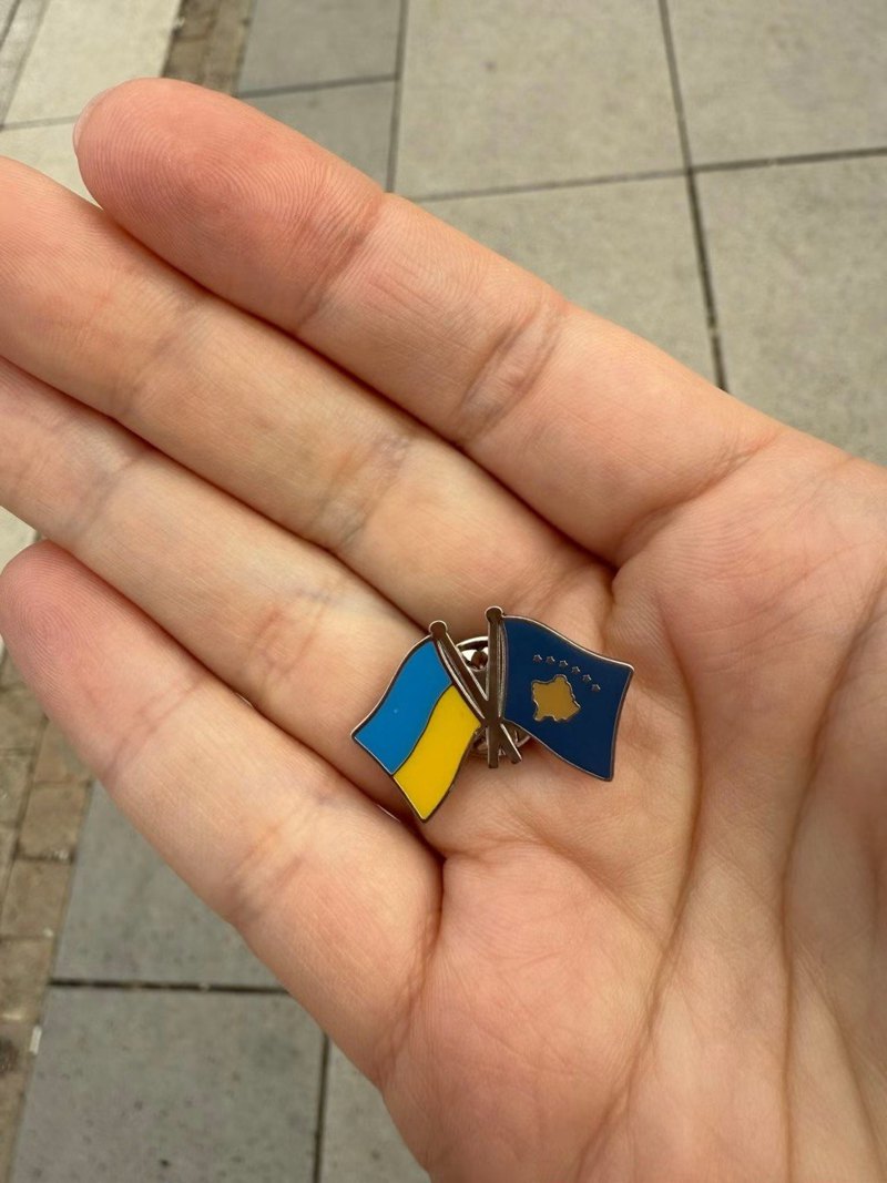Прапори України і Косово