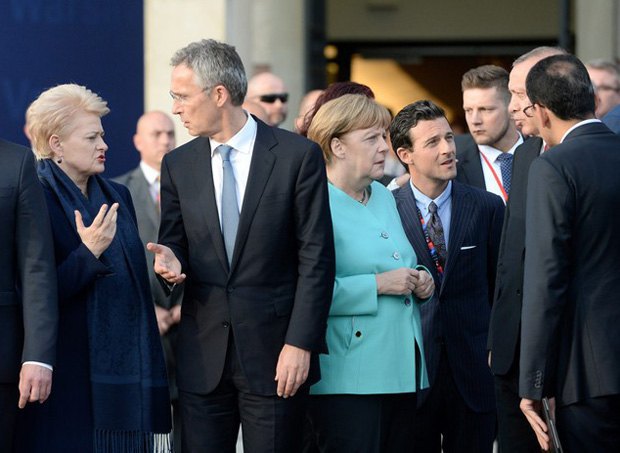 Слева направо: президент Литвы Даля Грибаускайте, Генеральный секретарь НАТО Йенс Столтенберг канцлер Германии Ангела Меркель,
президент Франции Франсуа Олланд, президент Турции Реджеп Тайип Эрдоган общаются в рамках саммита НАТО в Варшаве, 8 июля 2016 г.