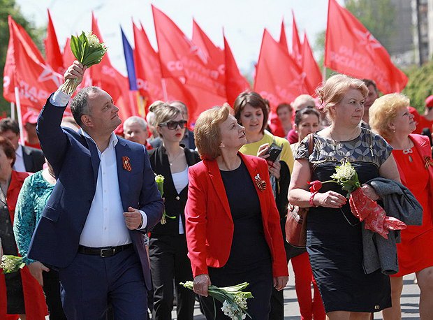 Марш партии социалистов Республики Молдова во главе с лидером Игорем Додоном (слева) в Кишиневе, 1 мая, 2017.