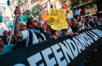 В Аргентині сотні тисяч осіб протестували проти скорочення фінансування держвишів