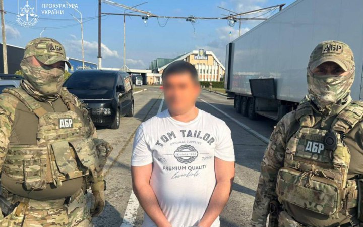 До України екстрадували експосадовця ДАІ, який понад 6 років переховувався від слідства