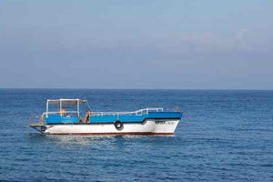 В Феодосии пассажиров спасали с тонущего прогулочного катера