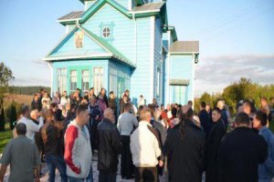У Рівненській області біля храму УПЦ МП побилися 350 віруючих