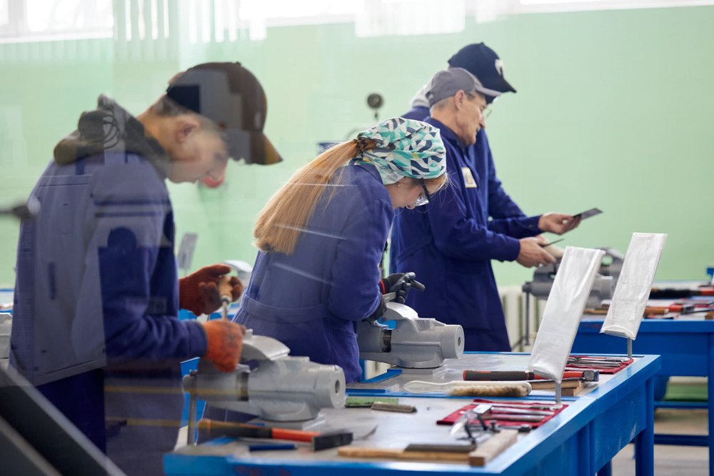 Студенти Запорізького вищого професійного училища «Моторобудівник» працюють на сучасних верстатах із ЧПК.