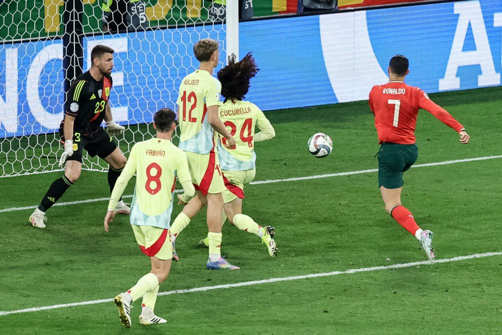 Кріштіану Роналду забиває у ворота Унаї Сімона