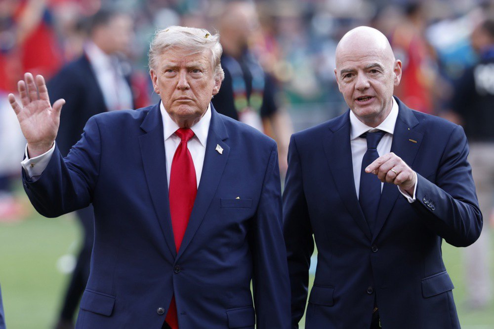Дональд Трамп і Джанні Інфантіно позують на камеру