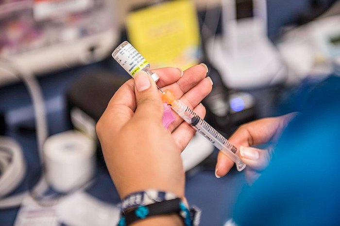 Препарат Гардасил используется для вакцинации против ВПЧ, Центр здоровья, Корпус-Кристи, штат Техас, 27 мая 2016.