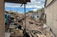 На Херсонщині росіяни вбили людину, понівечили стільникову вежу, будинки та авто