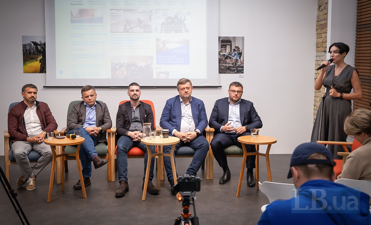 Ігор Ліскі, Сергій Сухомлин, Дмитро Козятинський, Олександр Корнієнко, Семен Кривонос і Соня Кошкіна під час дискусії 