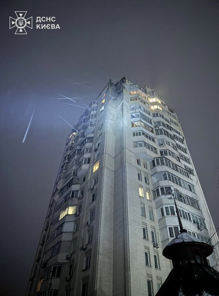 Пошкоджена багатоповерхівка в Києві 