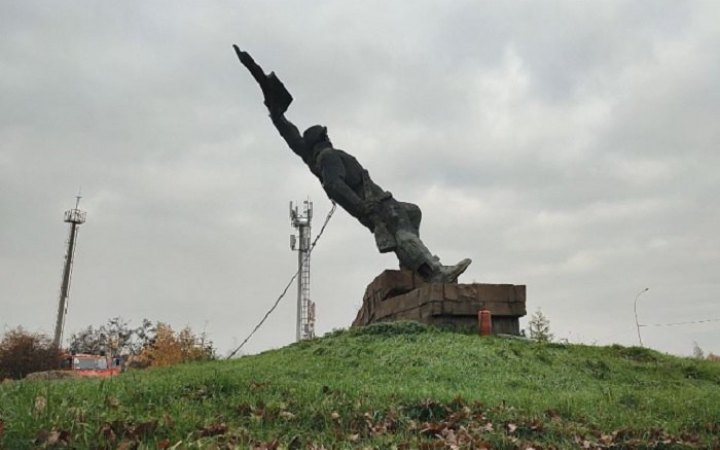 В Ужгороді демонтували радянський пам'ятник "визволителям"