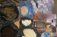 Поліція викрила наркоугруповання, що продавало заборонені речовини щомісяця на майже 10 млн грн 