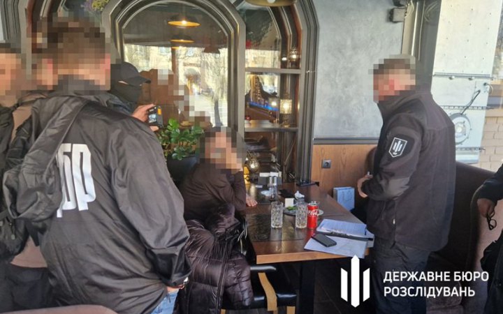 У Києві затримали депутата Житомирської облради, який за $10 тисяч обіцяв влаштувати чоловіка на роботу до держустанови