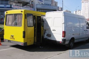 У Києві маршртука потрапила в аварію, постраждали пасажири