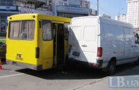 В Киеве маршрутка попала в аварию, пострадали пассажиры