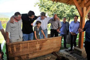 Ющенко помог Саакашвили топтать виноград на вино