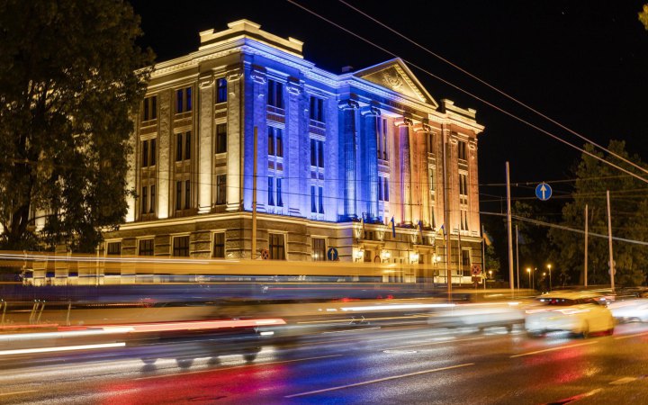 У Латвії фасад будівлі МЗС підсвітили у кольори українського прапора