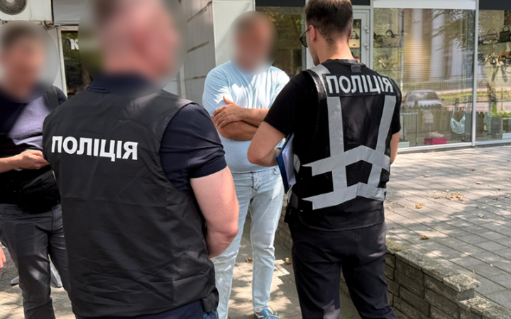 У Дніпрі затримали чоловіка, який за 25 тисяч євро обіцяв дівчині посаду в прокуратурі