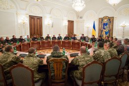 Порошенко наградил 28 украинских военных за героизм