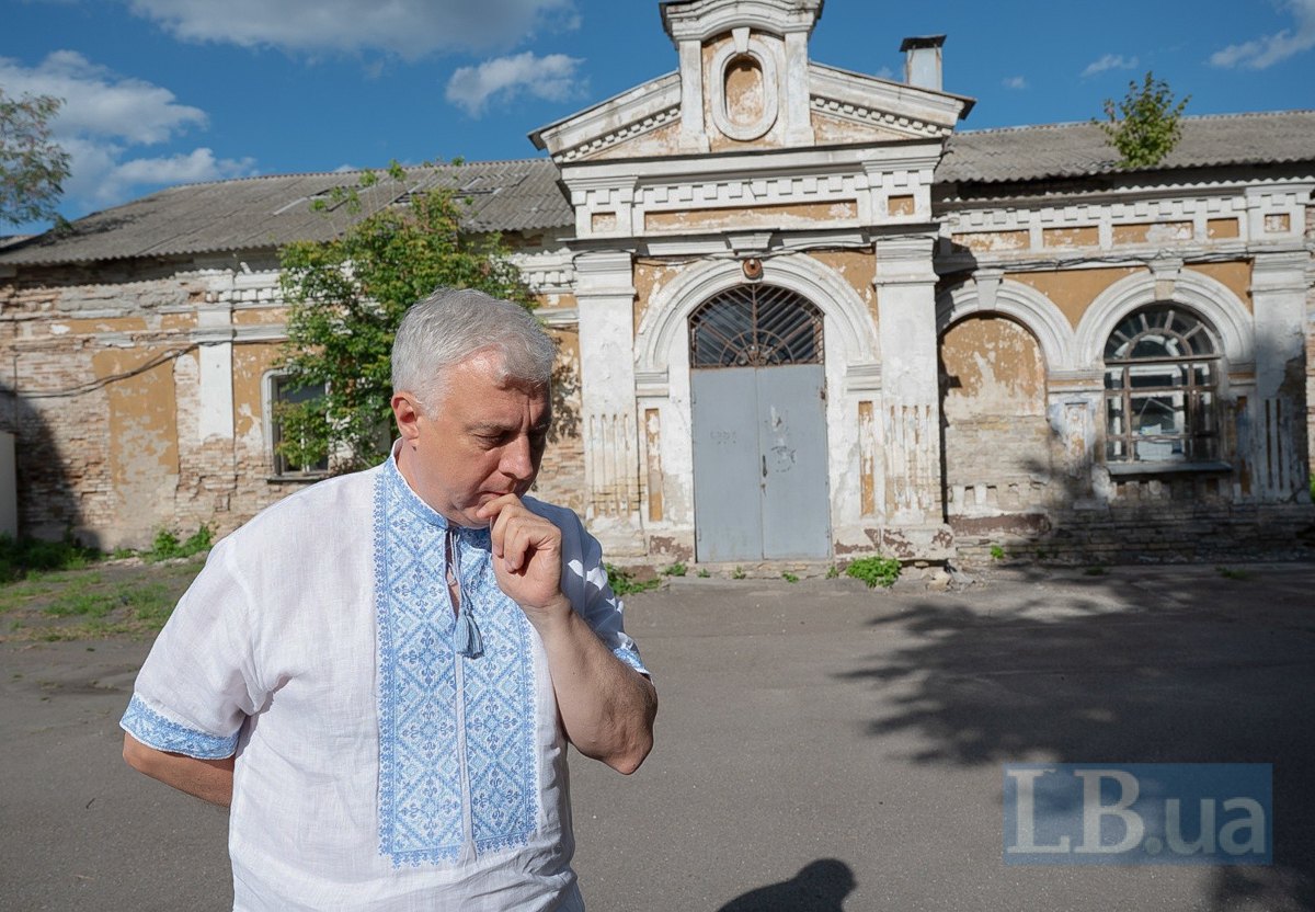 Єдина невідреставрована пам’ятка на території НаУКМА — Будинок настоятеля.