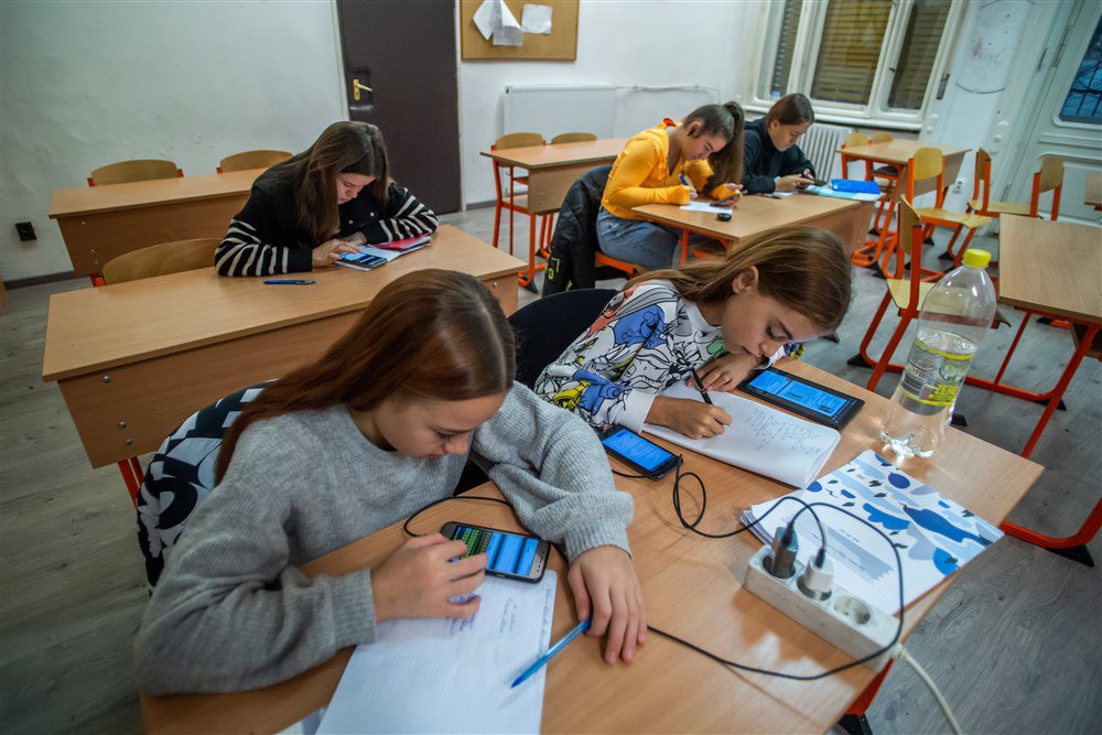 Діти з родин українських біженців відвідують онлайн-урок у Будапешті, Угорщина, 9 листопада 2022 р. 
