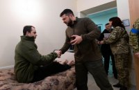 Зеленский посетил раненых пограничников и вручил им государственные награды