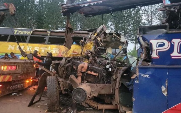 В Уганді унаслідок ДТП за участі автобусів, вантажівки і легковика загинуло 46 людей