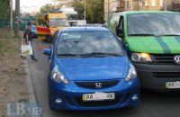 В Киеве инкассаторский микроавтобус протаранил две машины, пострадала беременная женщина