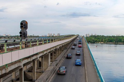 Мост Метро в Киеве закрыли из-за человека, который угрожает его взорвать (обновлено)