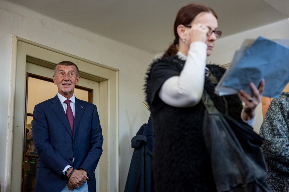 Андрей Бабіш (ліворуч), лідер руху ANO (ТАК), під час голосування на парламентських виборах в Остраві, Чеська Республіка, 3 жовтня 2025 р.